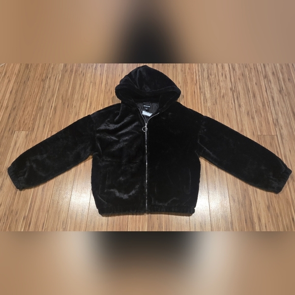 💚 NWT PrettyLittleThing Black Faux Fur Jacket - Picture 1 of 6